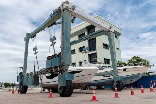 how to transport a boat lift