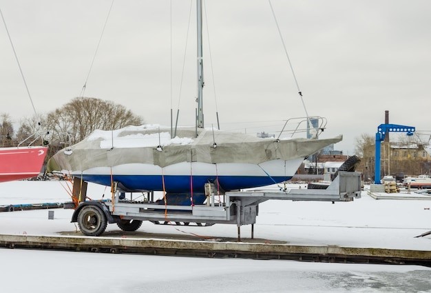 removing a boat from a trailer